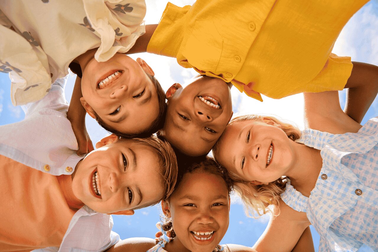 Crianças sorrindo ao ar livre