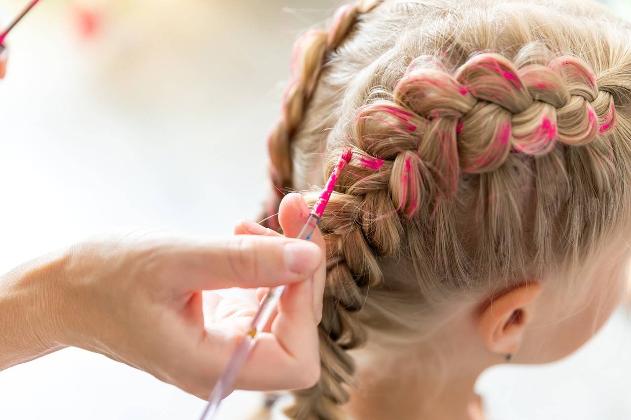 Maria chiquinha moderno com mechas rosa