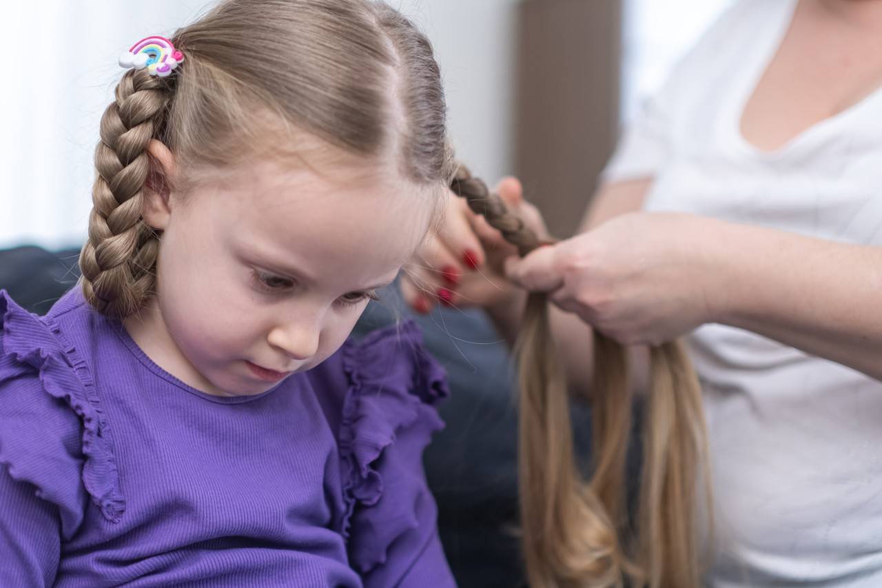 mãe arrumando a filha para festa junina