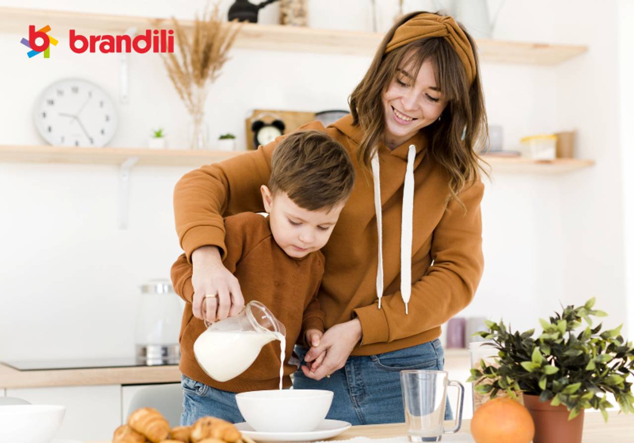 mãe cozinhando com filho com roupas combinado 