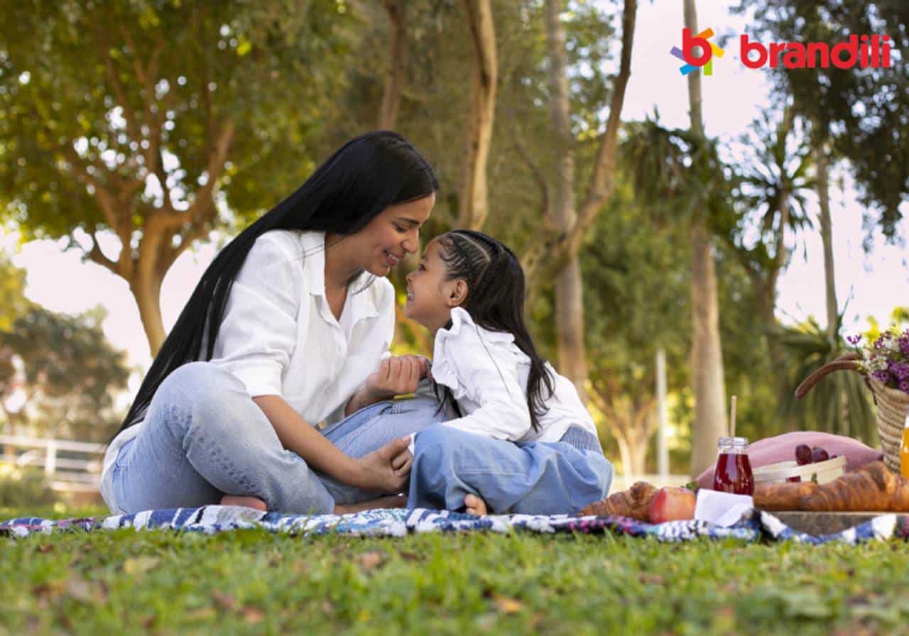 mãe e filha passando um tempo juntas no parque fazendo piquenique 