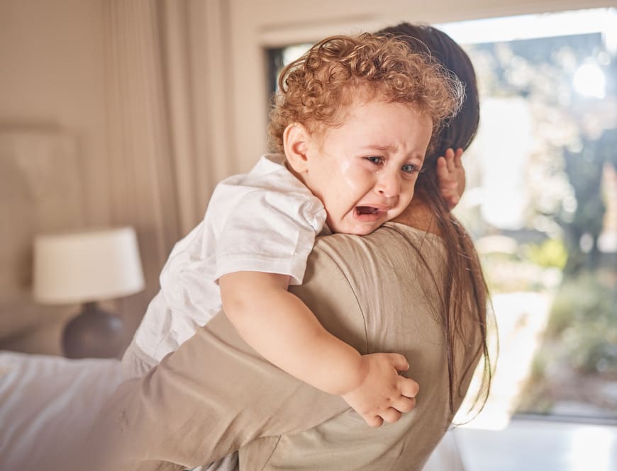 bebê chorando porque quer mamar más está passsando pelo processo de desmame