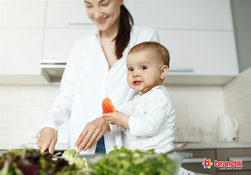 bebê comendo maçã