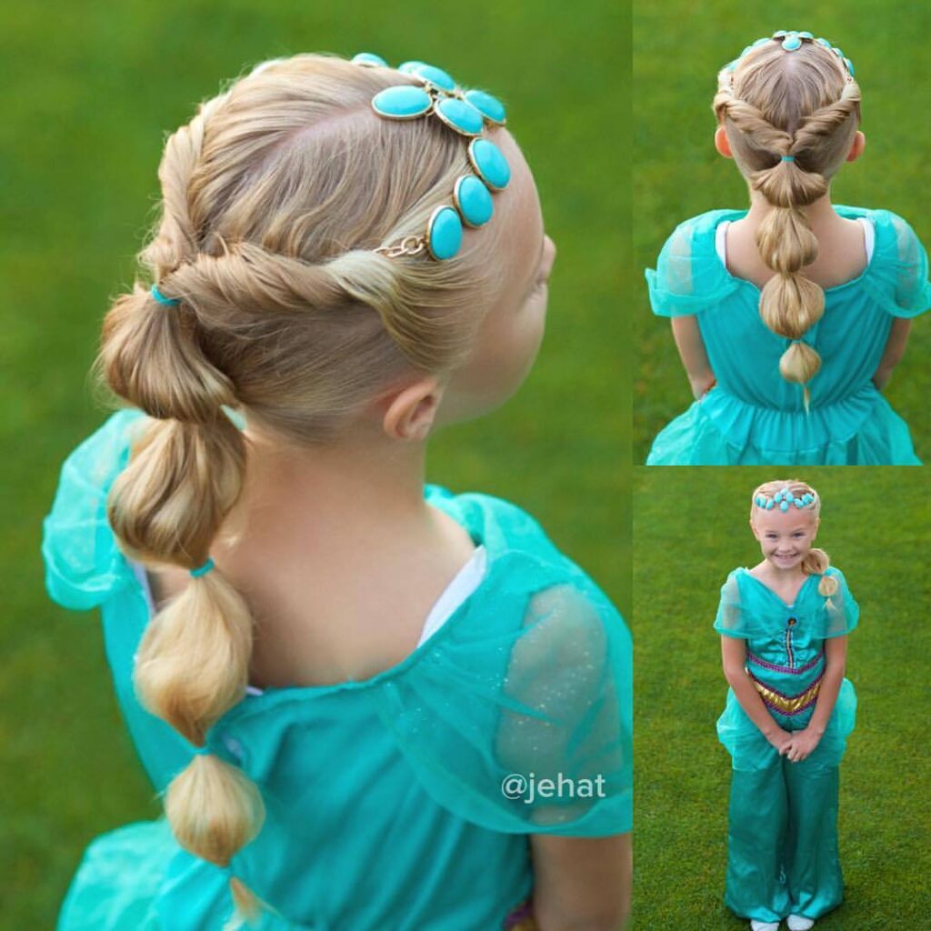 Menina com vestido azul com os cabelos com trança longa e adornos no cabelo