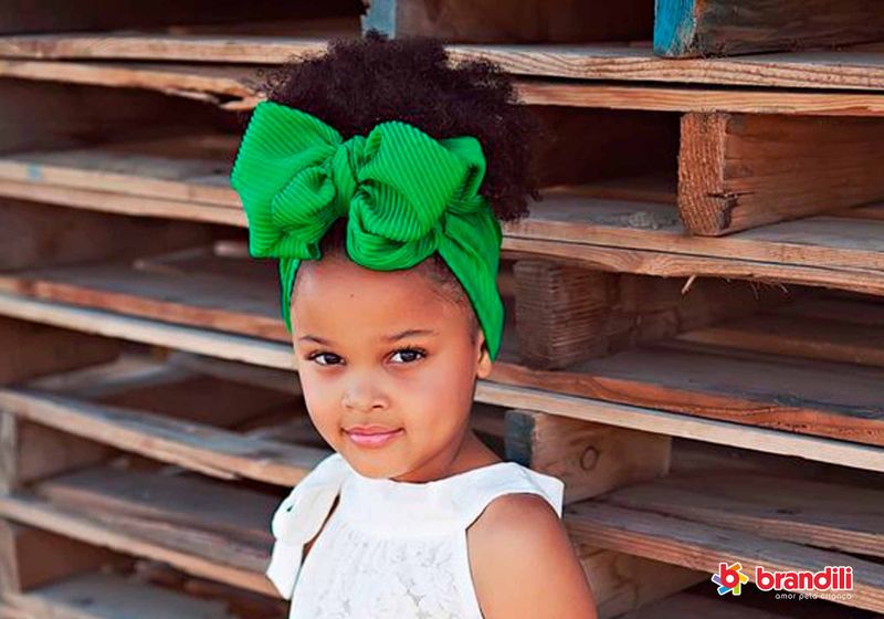 menina com cabelo preso com lenço verde