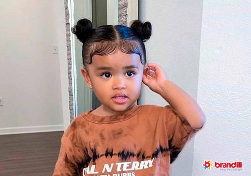 menina com penteado Space Buns