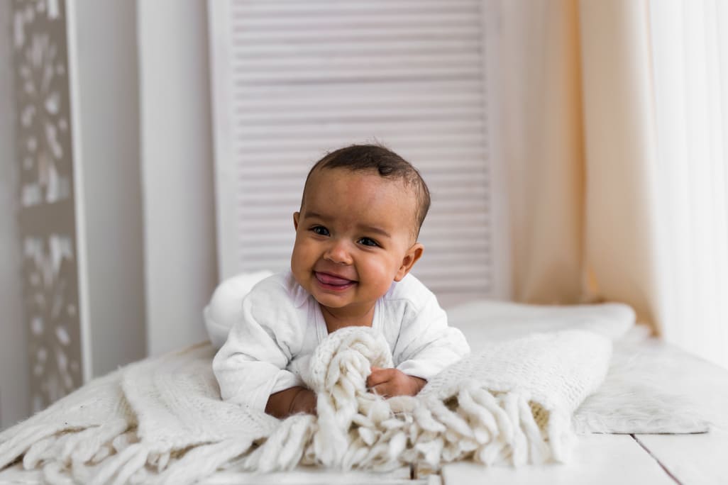 bebê deitado na cama confortável após tomar banho