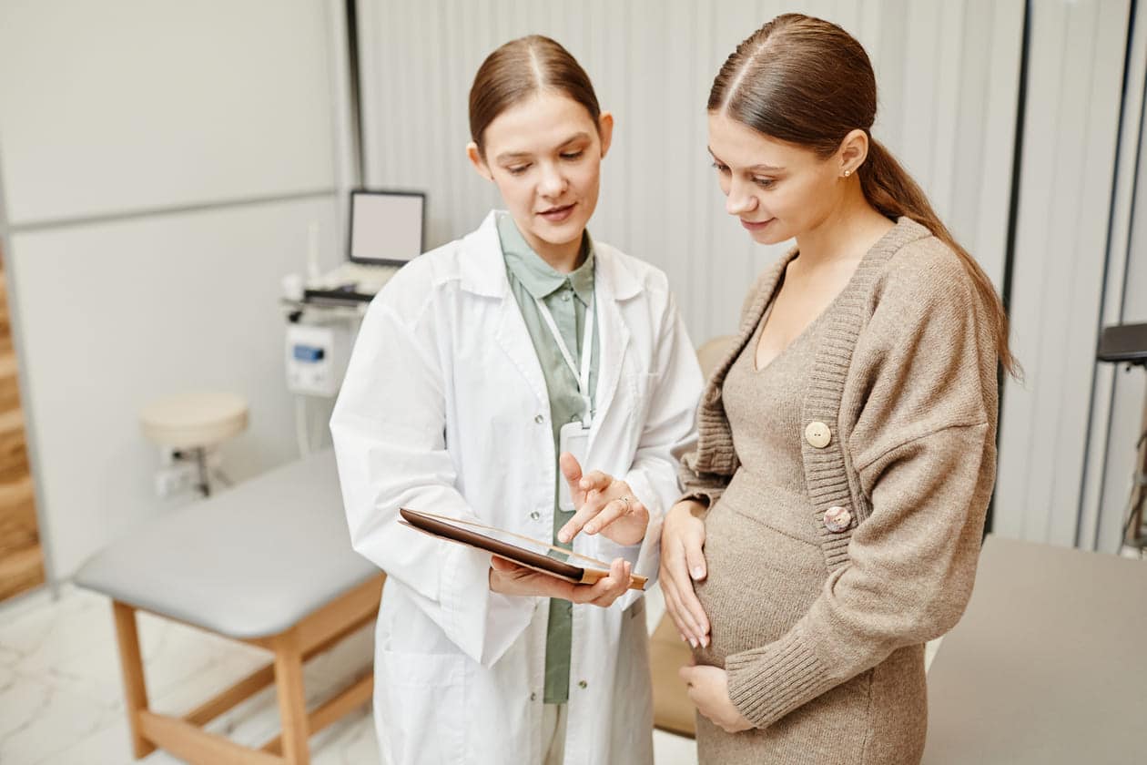 mulher em consulta com a obstetra