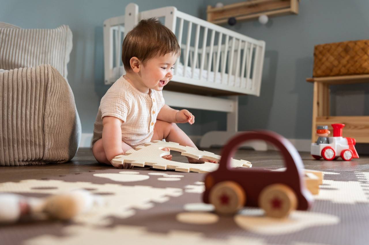 menino no chão se divertindo com brincadeiras para educação infantil