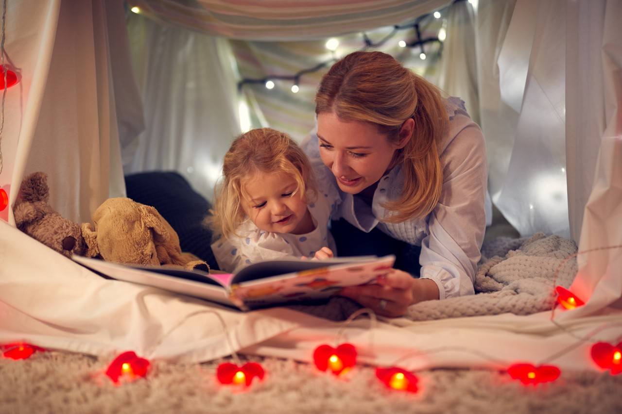 mãe e filha acampando em uma cabana dentro do quarto 