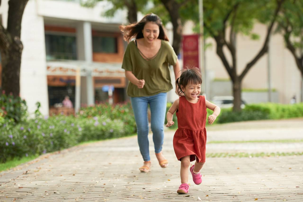 mãe e filha brincando de Pega-pega