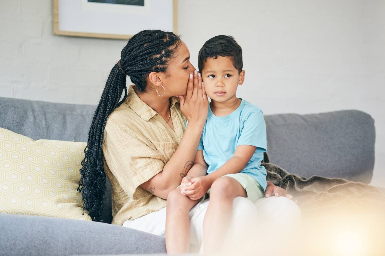 mãe brincando de telefone sem fio com o filho