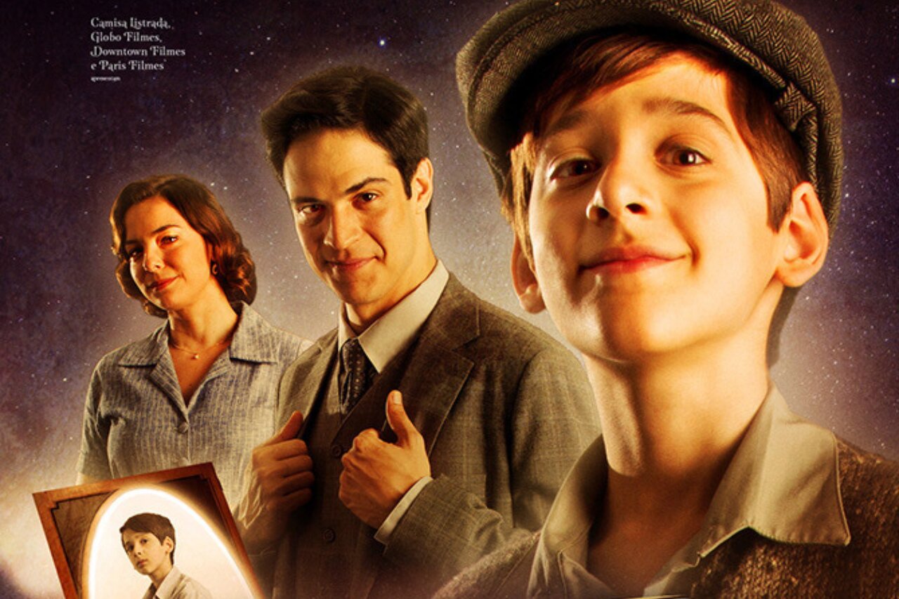 Elenco principal do filme Infantil, com menino sorrindo.