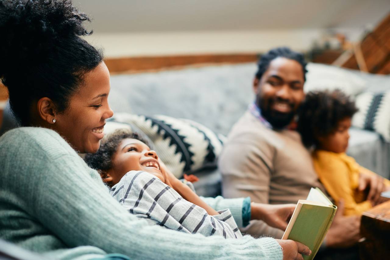 Família deitada em sofá