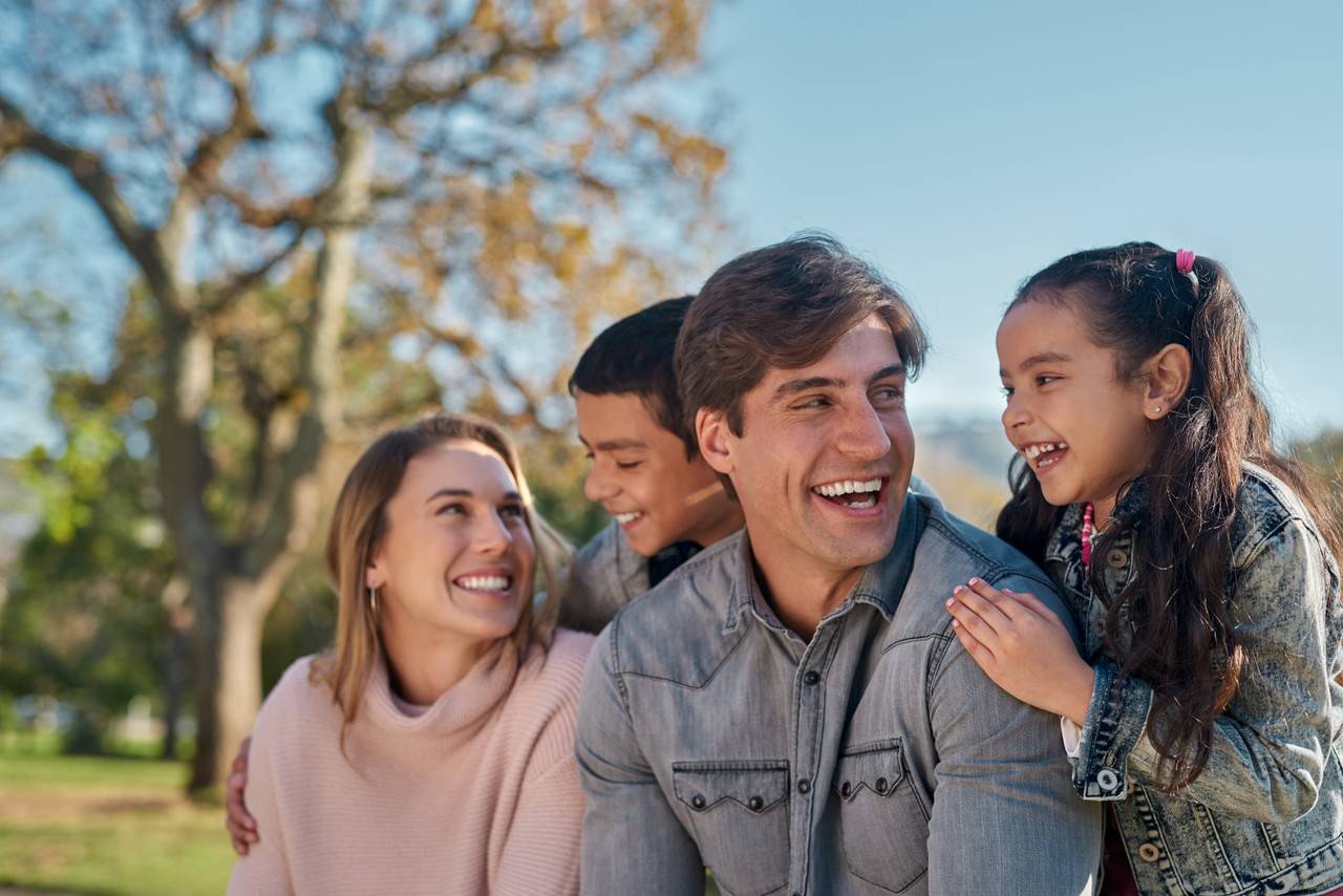 família em parque sorrindo