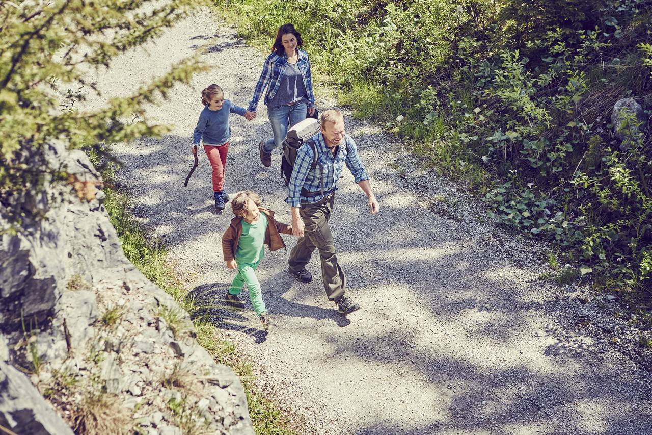 família caminhando em trilha