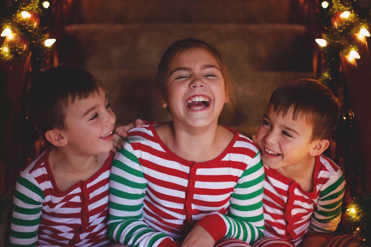 crianças sorrindo vestidas iguais