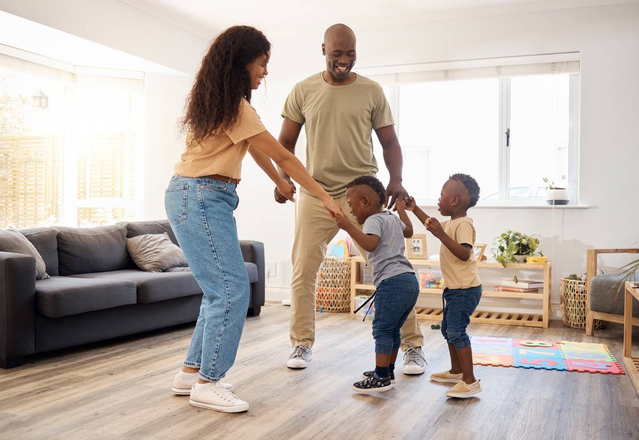 familia de mãos dadas se movimentando