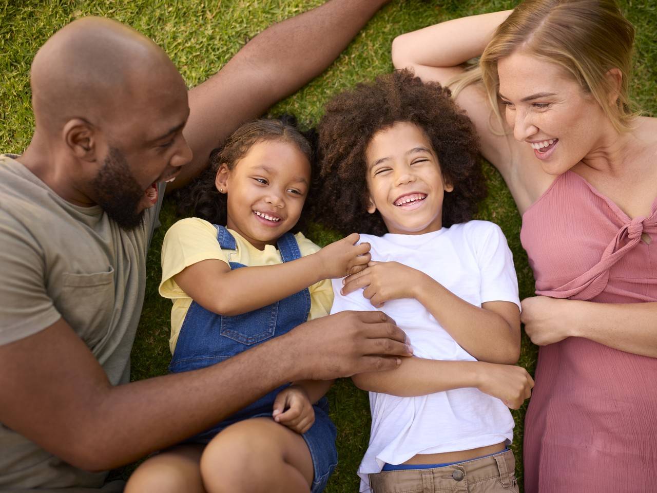 familia deitada na grama