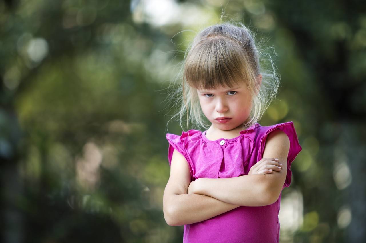 menina de 5 anos emburrada