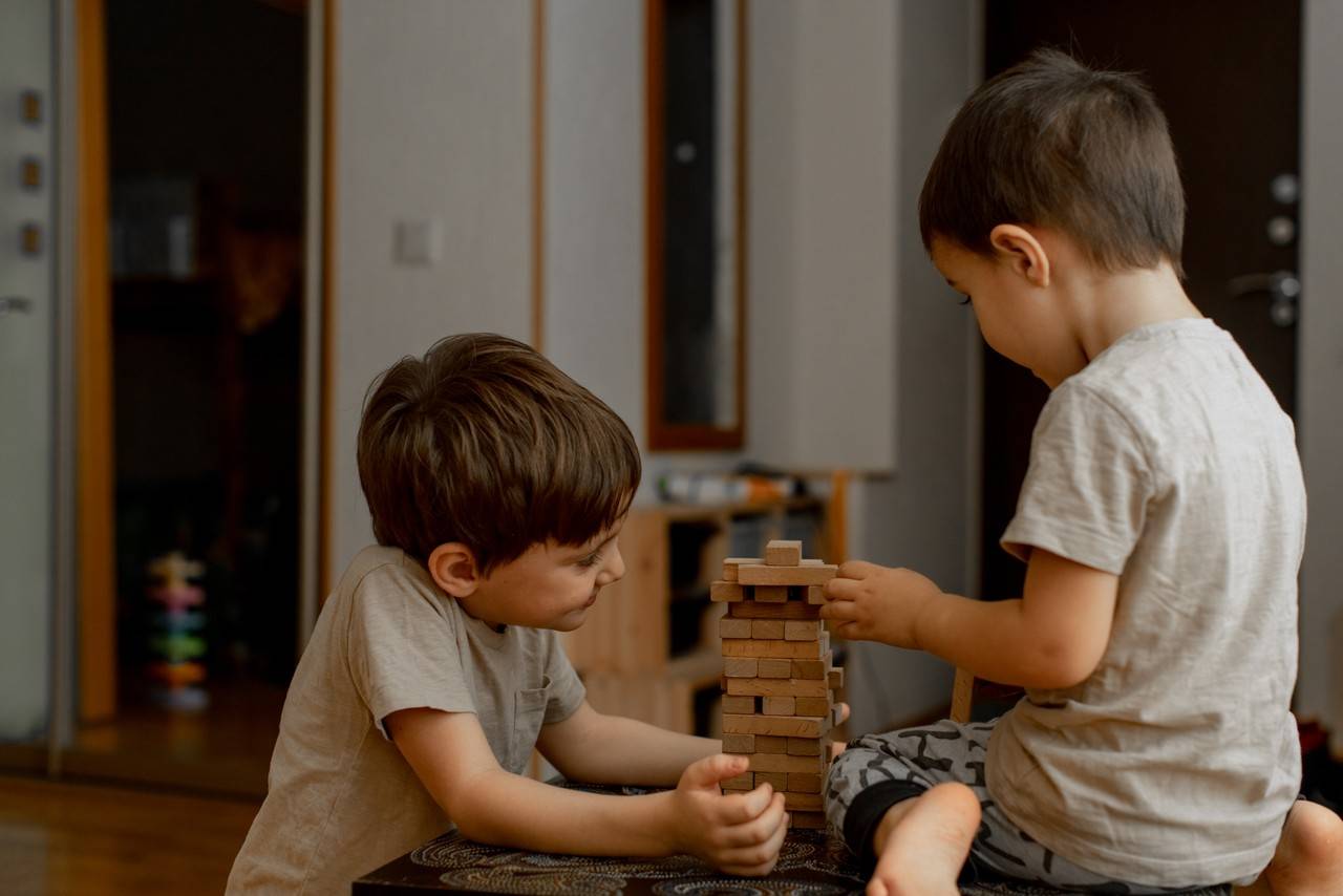 meninos brincando de jenga