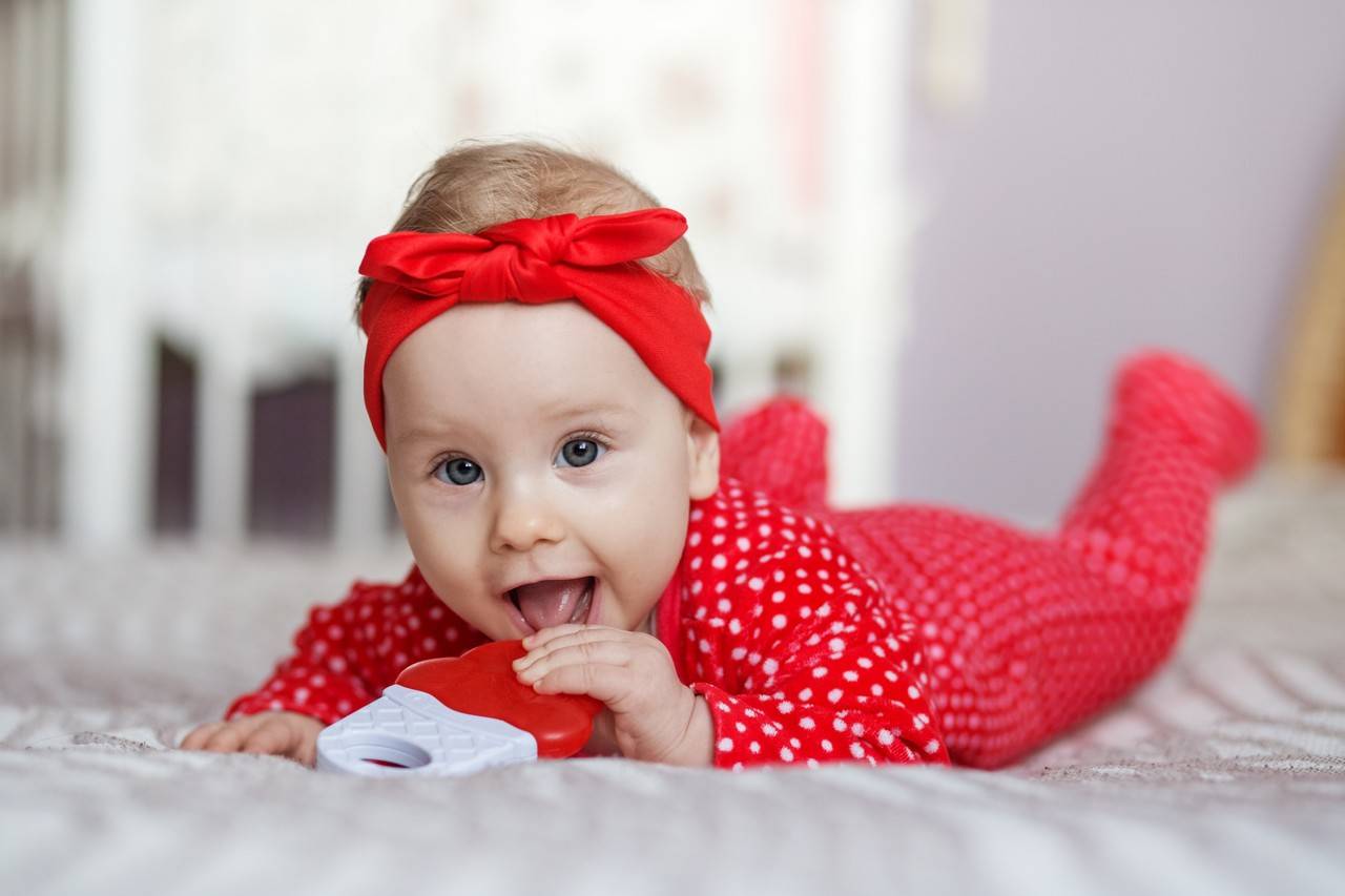 menina de 6 meses com body vermelho