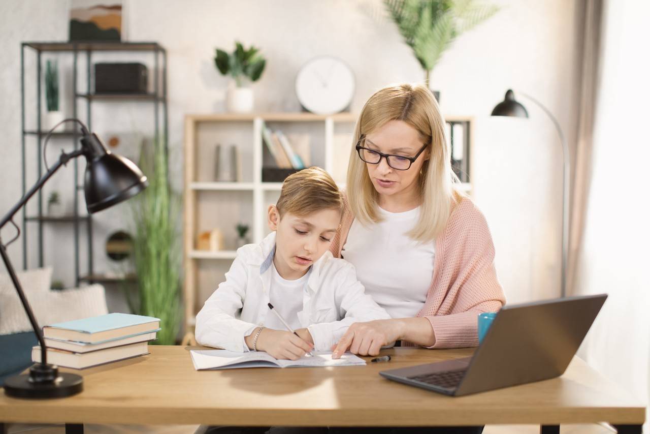 menino estudando com a mãe