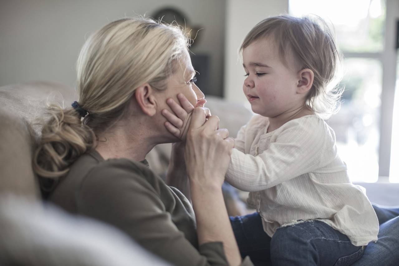 mãe com filho no colo