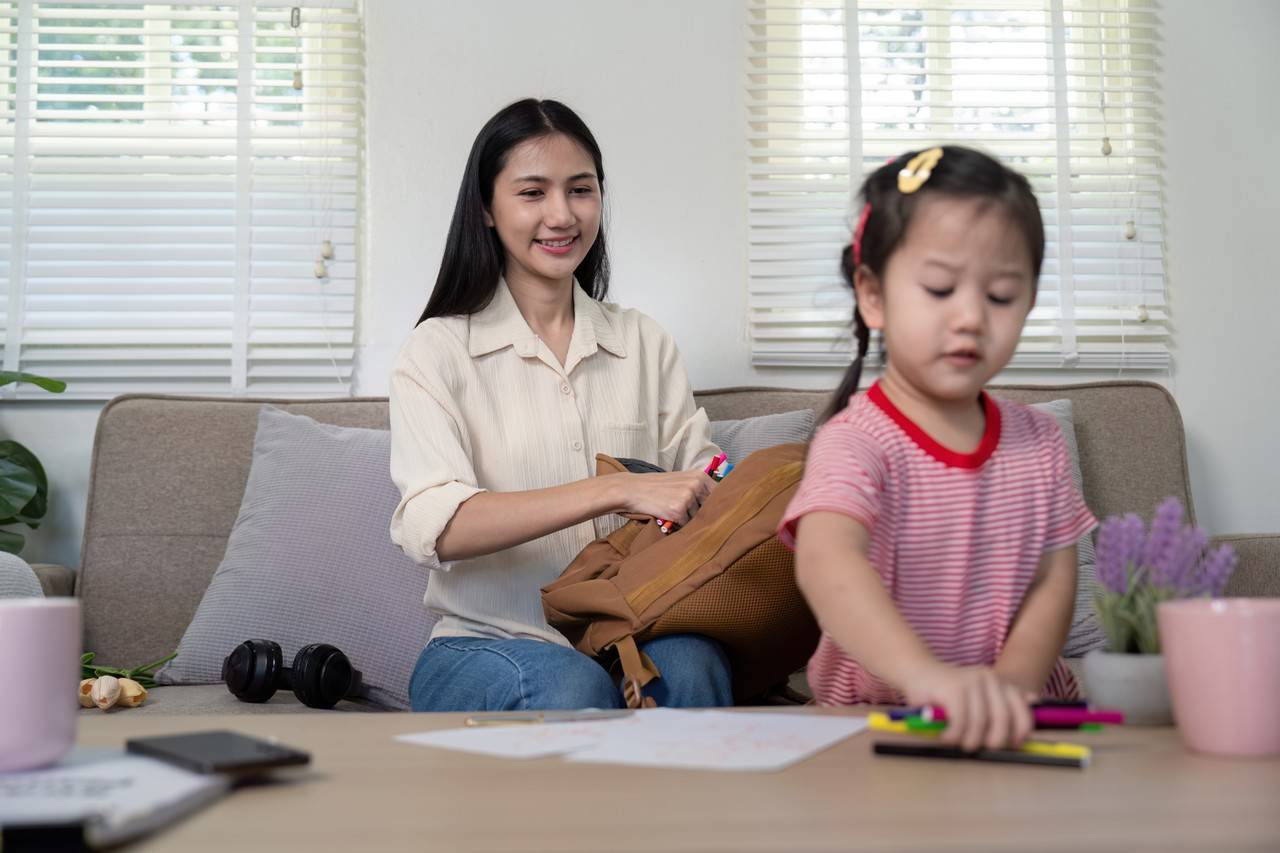 mãe preparando filha para escola