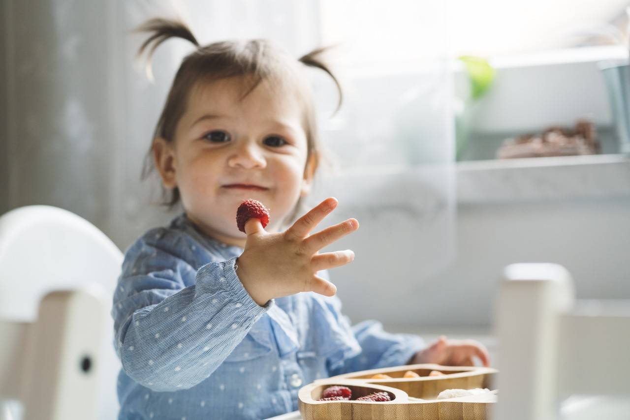 menina de dois anos se alimentando com frutas