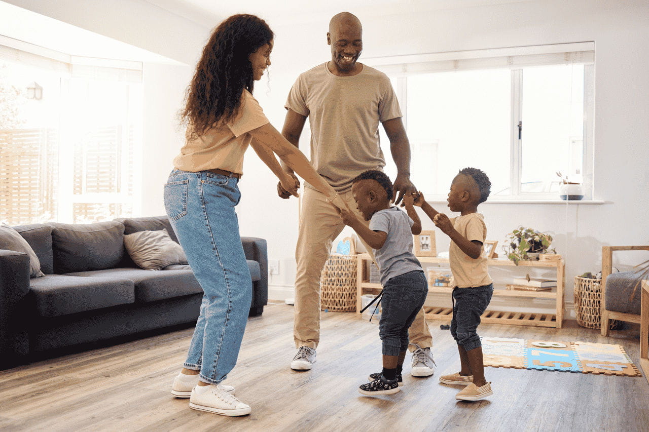 família negra de mãos dadas