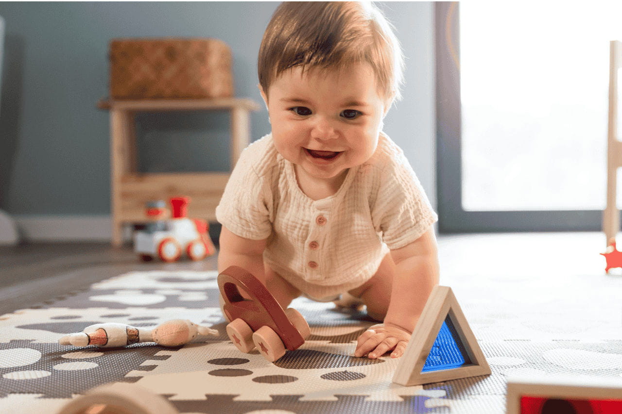 bebê brincando no chão