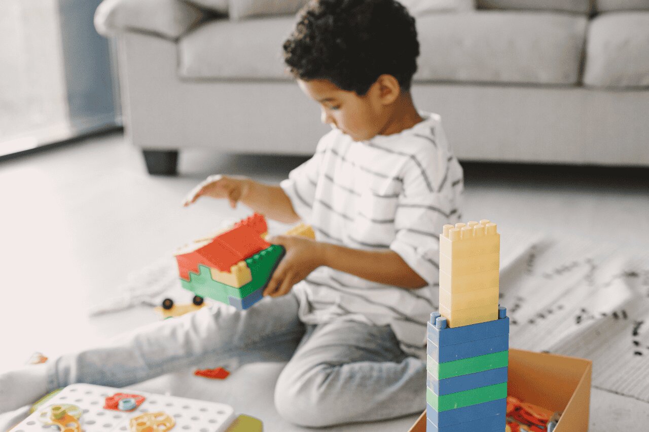 Criança brincando com blocos de montar coloridos