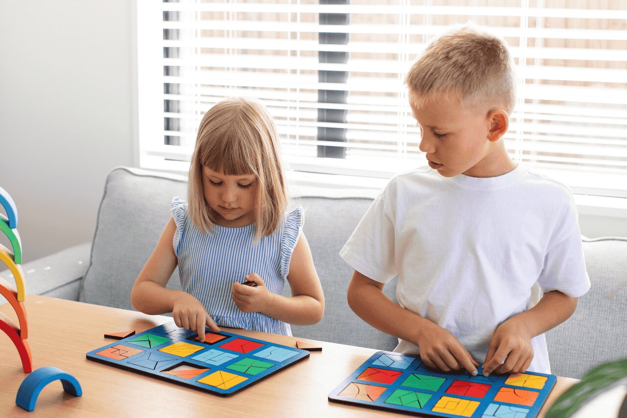 Crianças brincando com quebra-cabeças educativos em casa.