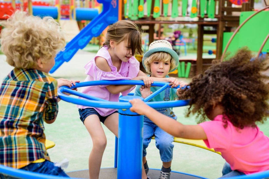 Crianças brincando em um parque de diversões.