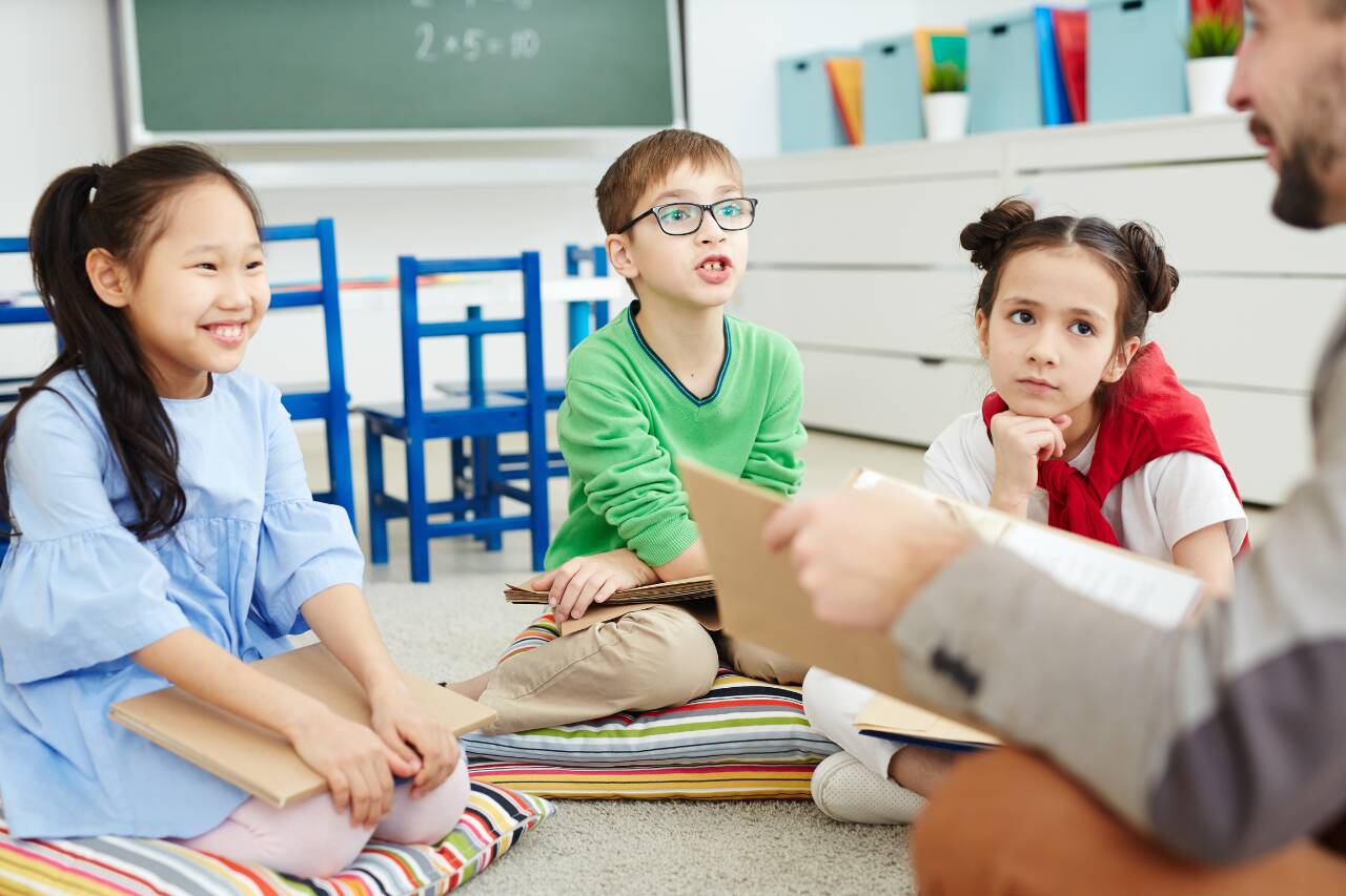 Crianças participando de atividade escolar em sala de aula