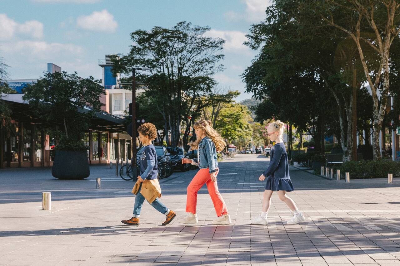 Crianças caminhando em uma praça ao ar livre
