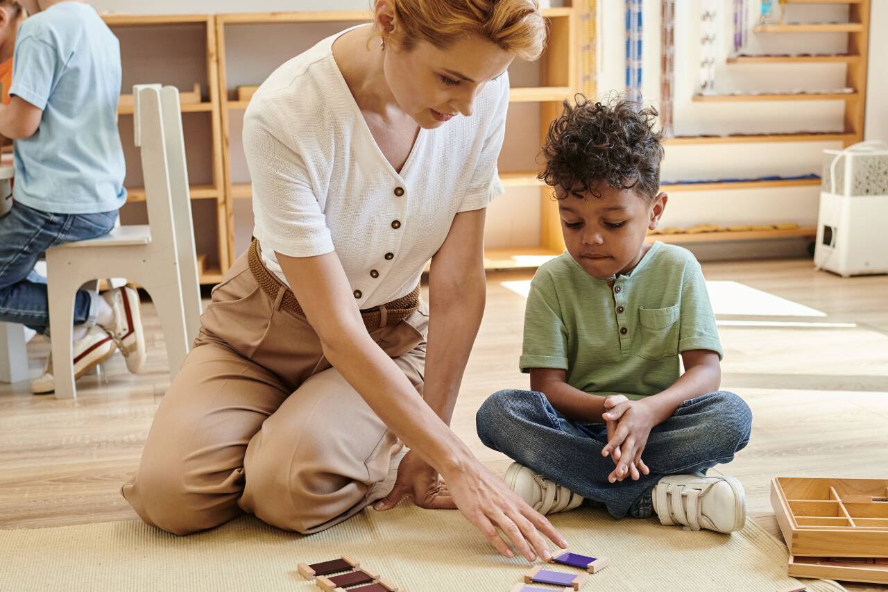 Mãe ensinando criança em atividade educacional
