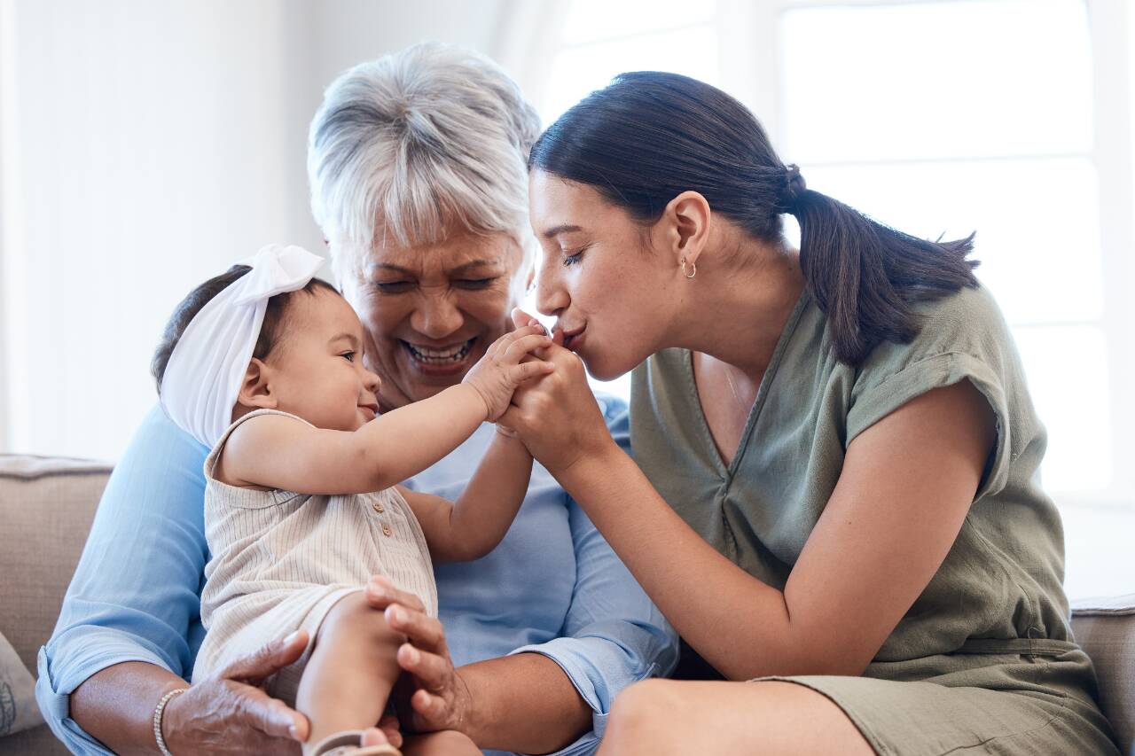 Três gerações de mulheres felizes se divertindo