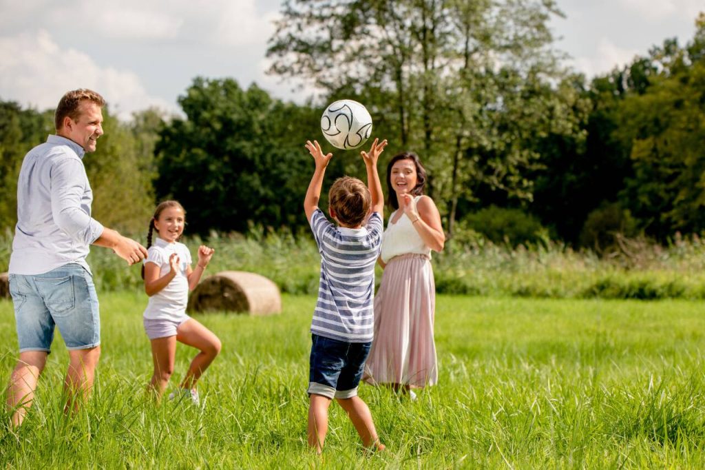 Using Bolas 9 brincadeiras com bola para divertir as crianças